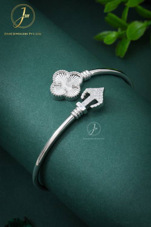 The Regal Clover Spear Kada