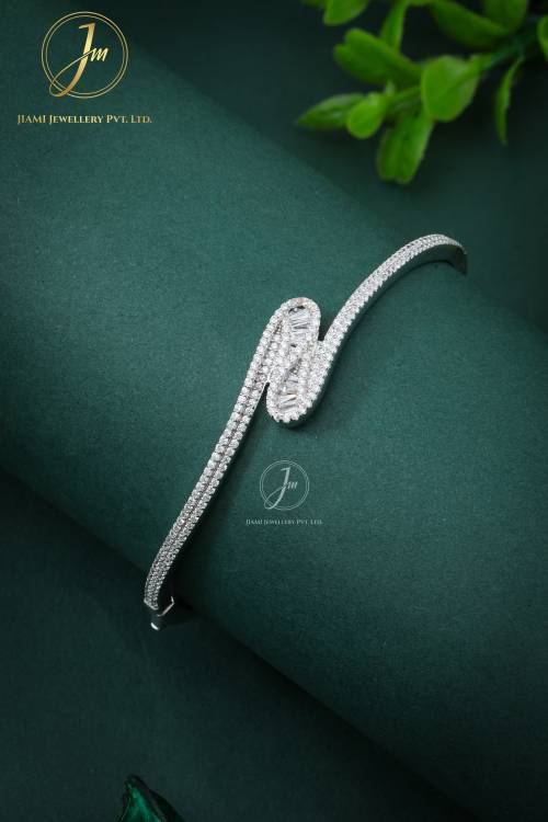 The Serpentine Sparkle Kada